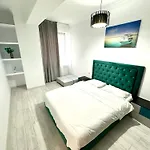 Solid 387 Mamaia