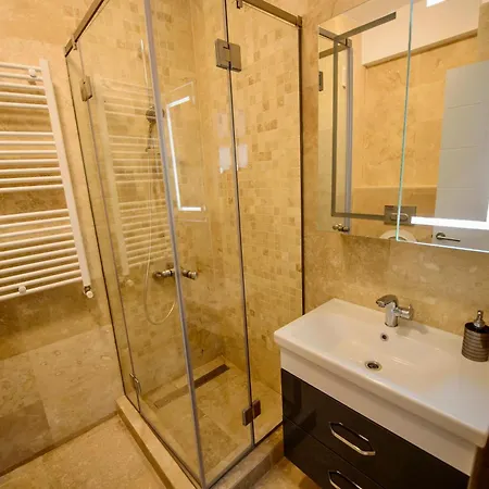 Solid 387 Mamaia